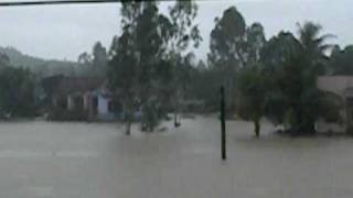 preview picture of video 'Flooding North of Nha Trang on train to Da Nang Vietnam Nov 2008.'