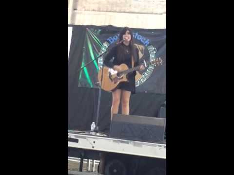 Jess Meuse singing Pumped Up Kicks
