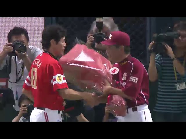 イーグルス星野監督 最後のヤフオクドームでホークス秋山監督から花束贈呈!! 2014/9/26 H-E