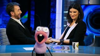 Laura Pausini distrutta in diretta tv/ la madre del conduttore è m*rta: lei lo bacia commossa