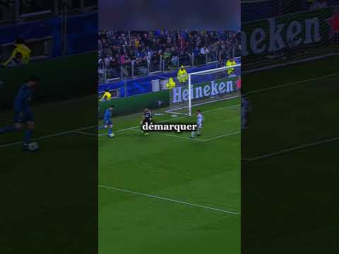 Marcelo leva les yeux vers son joueur préféré, Ronaldo, mais sa passe était trop longue.