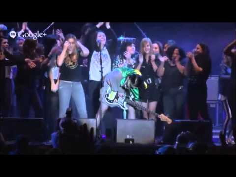 Kate Nash live @ São Paulo - Underestimate the Girl (stage invasion)