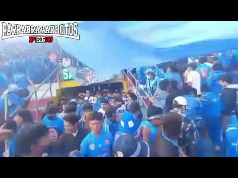 "Vendaval Celeste [Deportivo Garcilaso] entrando al estadio Inca Garcilaso de la Vega." Barra: Vendaval Celeste &bull; Club: Deportivo Garcilaso