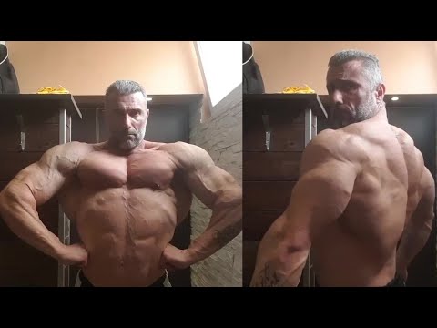 Italian big muscle daddy Alessandro Grassi - Muscle checking