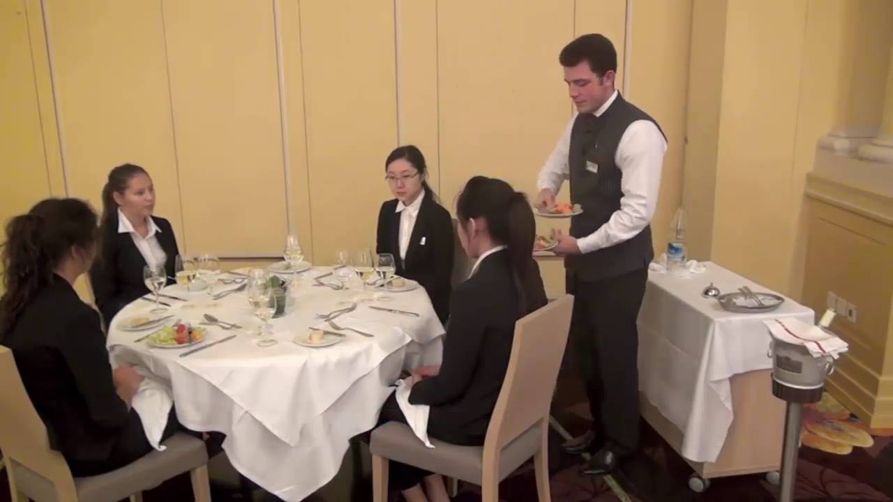 CÓMO PREPARAR UNA MESA EN UN RESTAURANTE LA SECUENCIA DEL SERVICIO