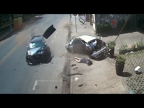 Mulher é arremessada após colisão entre carros em  Cuiabá