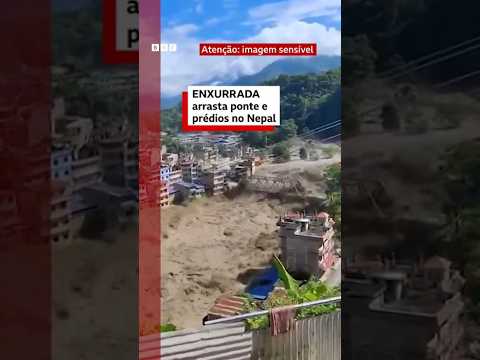 O momento que ponte e prédios são arrastados pela enxurrada no Nepal