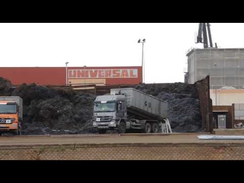 Terex Bagger Spezial Entladung von Metallschrott