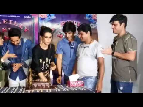 Kriti Sanon Cuts her Birthday Cake with Ayushmann Khurrana and the Media | SpotboyE
