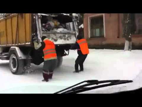 VIDEO! Aşa merg gunoierii ruşi &icirc;n timpul iernii