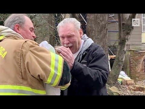 Pompiere salva un cagnolino dalla casa in fiamme: ecco il momento in cui lo riporta al padrone