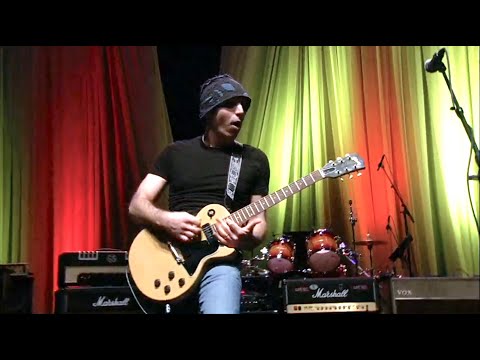 Joe Satriani plays Satch Boogie on a Les Paul! No whammy bar! | Les Paul Tribute