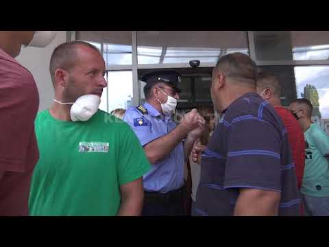 Policia shpërndan qytetarët tek Qendra e Regjistrimit Civil - 06.07.2020 - Klan Kosova