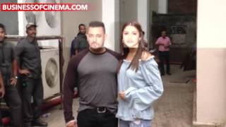 Salman Khan's Onscreen Lover Anushka Sharma Strikes A Pose At Sultan Promotions