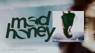 Kadr z teledysku Satellite Aphrodite tekst piosenki Mad Honey