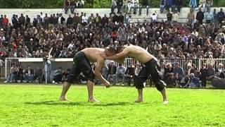 preview picture of video 'PELIVANET - Garat tradicionale të pelivanëve në Prizren, 1 maj 2007, Pjesa e dyte'