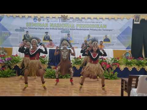 Tim Tari Mambruk PGSD Membawakan tari Yamko Rambe Yamko Di SEMNASDIK FKIP UNIPA