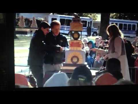 David Thibault Elvis lorsqu'il coupe le gâteau à Graceland pour la fête du King