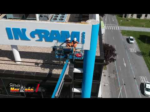 Instalación de un rótulo corpóreo a 27 mts de altitud en Santander por un equipo de oficiales de Norneón, S.L.