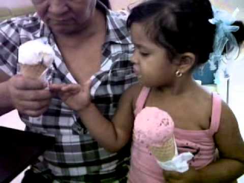 Mariangel comiendo helado....