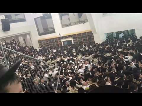 Toldos Aharon Simchas Beis Hashoeva 2016 (Third Night) שמחת בית השואבה בחצר הקודש תולדות אהרן