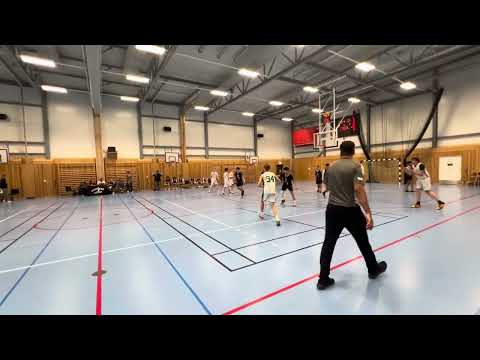 Huddinge basket vs skuru basket nivå 2b u16. Period 4. Huddinge basket 84-skuru basket 23