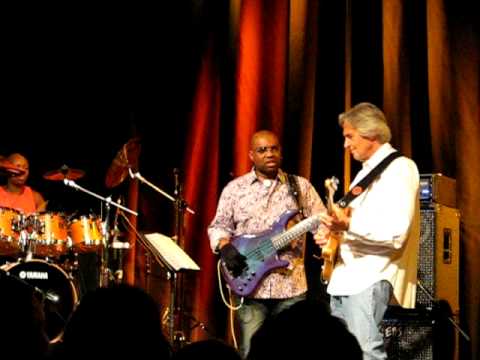 John McLaughlin & The 4th Dimension - live in Darmstadt, 2010-04-29 (#2) - Band intro, 