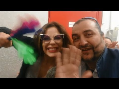 Naike Rivelli saluta i fan col Salutatore