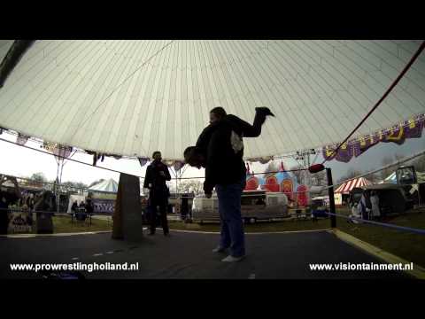 Rámon Verkoeijen krijgt bodyslam van Big Geert