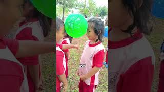 Download lagu When Ara Competes in a Balloon Dance Contest With School Friends. A Collision 🎈👫🤦‍♀️ mp3
