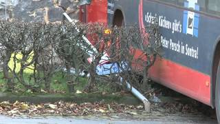 preview picture of video 'Linienbus fährt gegen Häuser: Acht Verletzte in Felsberg-Heßlar'
