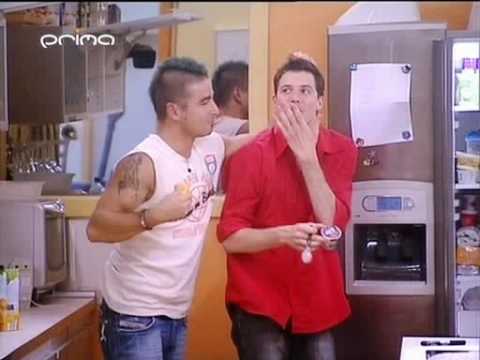 Vyvoleni 2  Tony načapá Martina ujídat v lednici