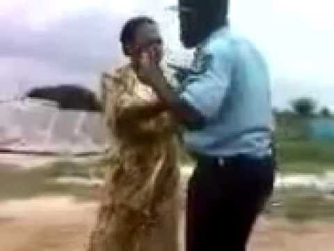(Insolite) Un gendarme gabonais se bagarre avec une femme ! www.koaci.com