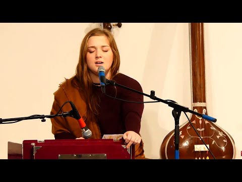 Satsang - Kirtan, Mantra und Arati mit Radha Prema - Yoga Vidya Ashram Live 7:00 Uhr 26.10.2021
