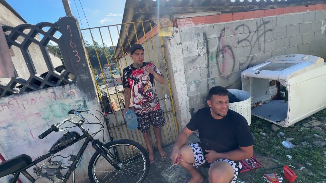 Lavando a bike motorizada do Roberto 14k