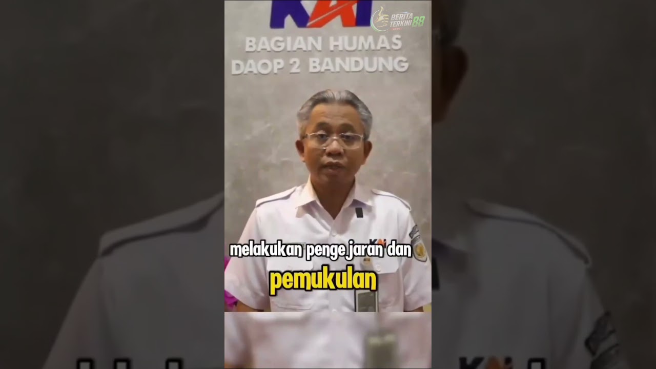 TAK TERIMA DITEGUR KARENA TEROBOS PALANG KERETA DI GARUT, PETUGAS KAI DIKEROYOK 4 ORANG
