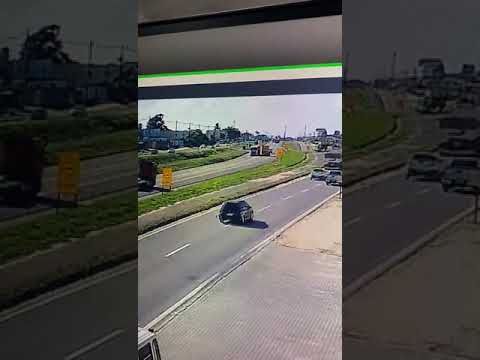 Acidente no Canivete: Veja o momento exato da colisão entre caminhão e carretas.