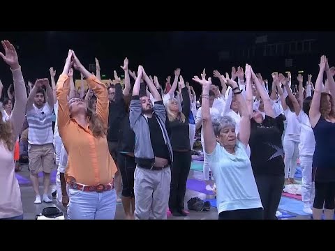 شاهد رئيس الوزراء الهندي مودي يشارك الآلاف ممارسة اليوغا من أجل السلام …