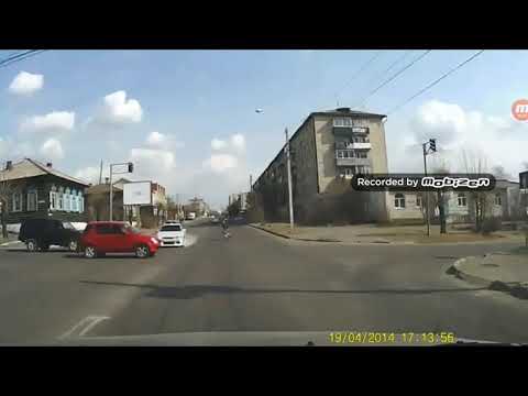 Red Light Runner Makes 3-Car-Crash