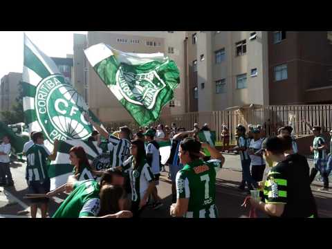 "CURVA 1909 - CHEGANDO NO ESTADIO - ATLETIBA FINAL 2017" Barra: Curva 1909 &bull; Club: Coritiba