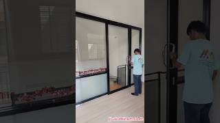 ประตูบานเลื่อนรางบนพร้อมช่องแสง