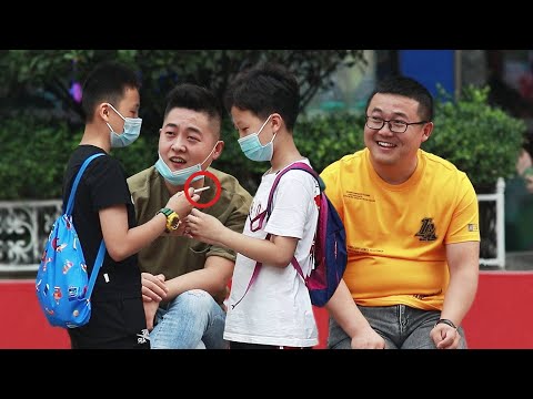 當看到兩個小學生在學抽煙，有人直接把煙搶走了