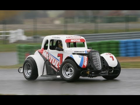 Legend car on wet track : fun ! (Motorsport)