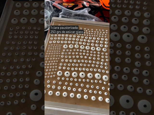 Vídeo relacionado con dekora - Ojos comestibles de azúcar para repostería de Navidad, 56 g - Decoración de Azúcar para Tartas, Cupcakes y Galletas, sin gluten y sin lactosa