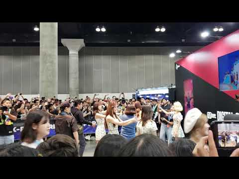 190818 fromis_9 readying their selfie cams