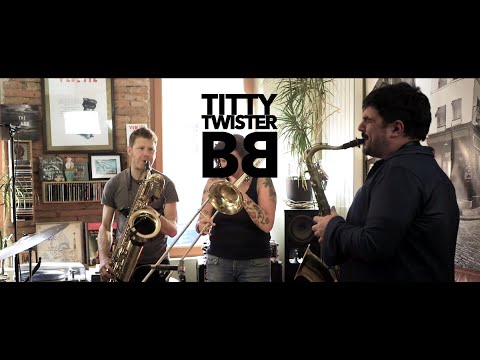 Titty Twister BB - Six Pieds sur Terre - (Official Home Music Vidéo)