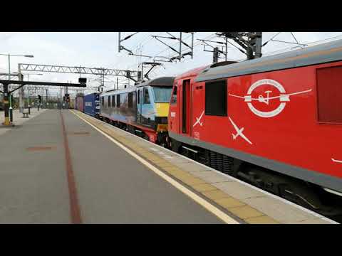 90037+90024 pass Nuneaton on a Mossend-Daventry liner 13/9/21