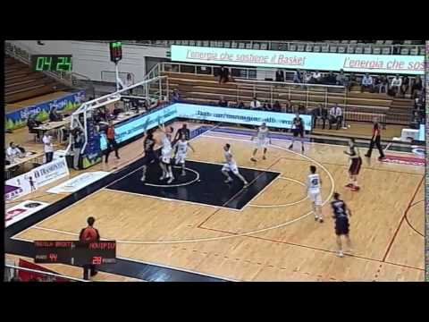 L'Aquila Basket Trento accelera e arrivano due triple in pochi secondi