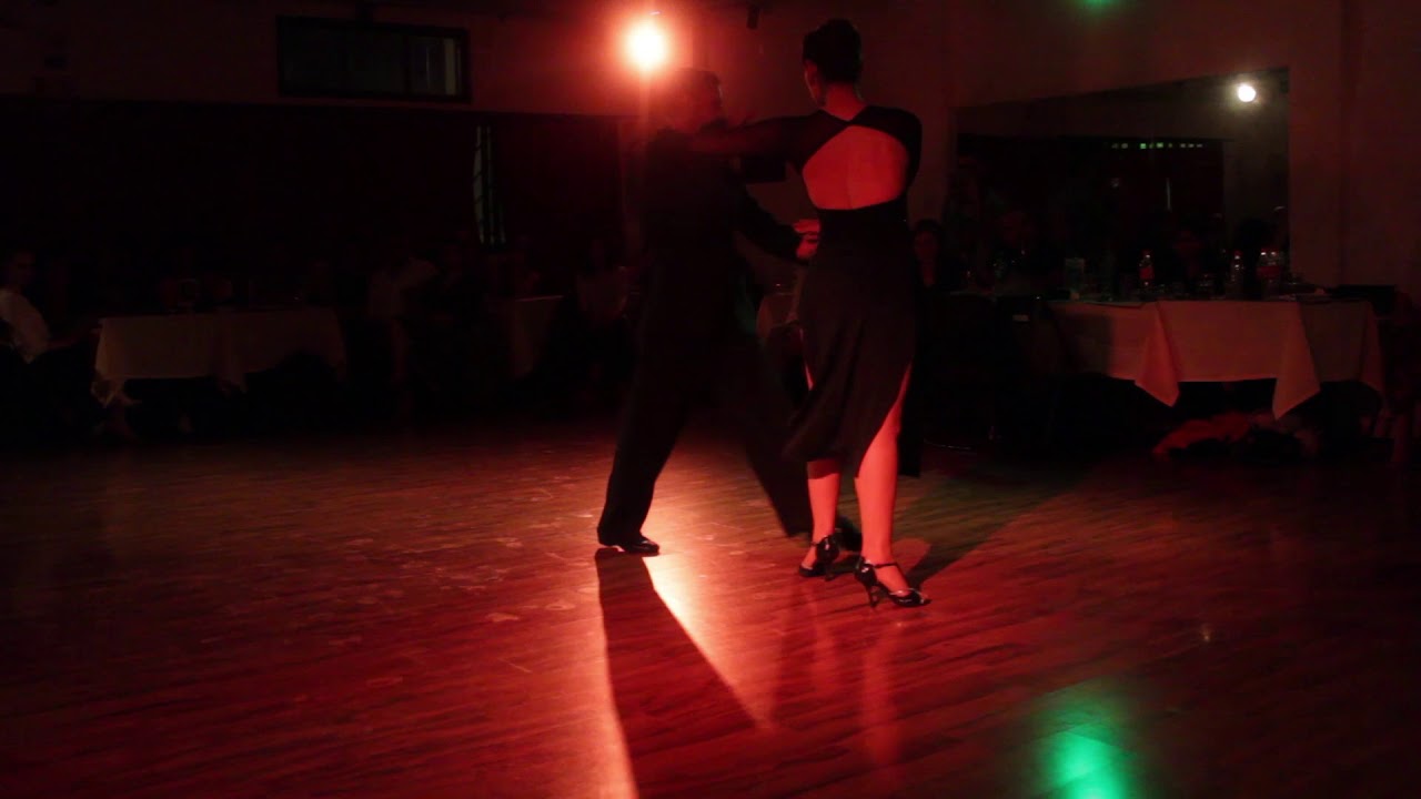 Dos Orillas Práctica de Tango. Bailan Aluminé Deluchi & Ariel Almiron. 6/10/2017 (3/4)
