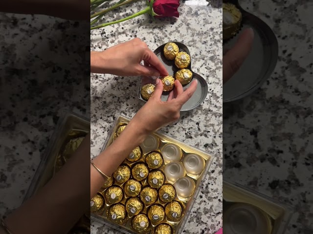 Vídeo relacionado con Familycom Cesta regalo Dia de la madre, Chocolates y bombones Nestle Caja Roja para regalar, Rosa roja, Regalos originales para parejas, Cava y Velas corazon